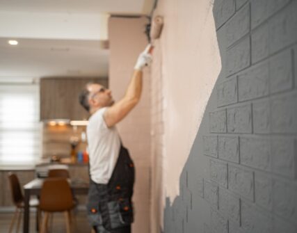 как покрасить оштукатуренные стены