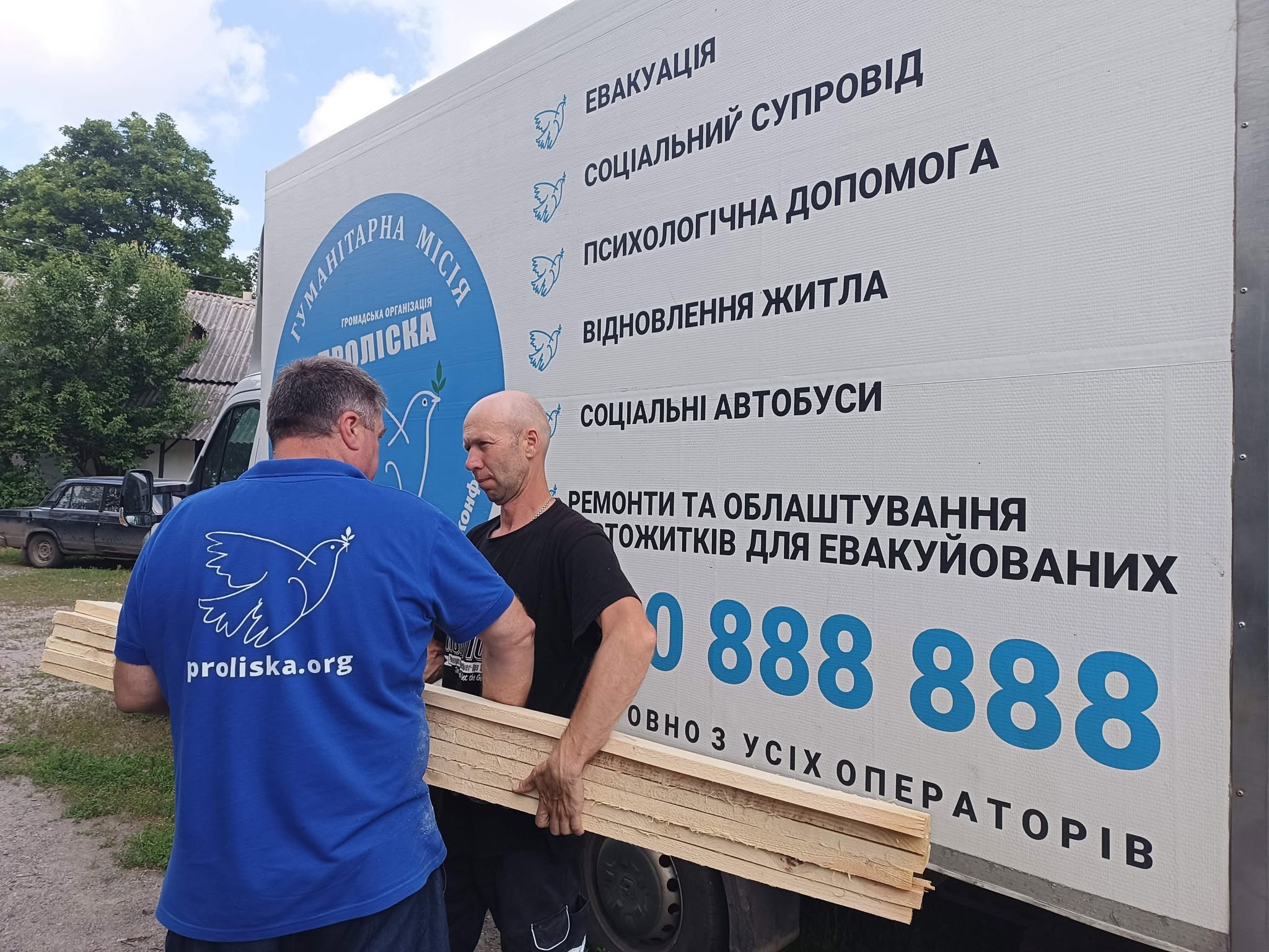 Волонтери “Проліски” надали допомогу постраждалим від обстрів мешканцям Глухівщини + Фото