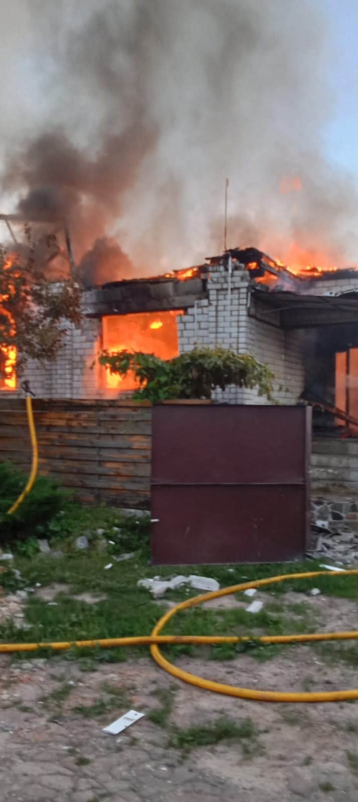 Ворожий безпілотник влучив у будинок у Новгороді-Сіверському: 7-річний хлопчик у важкому стані, ще двоє дітей та двоє дорослих – поранені