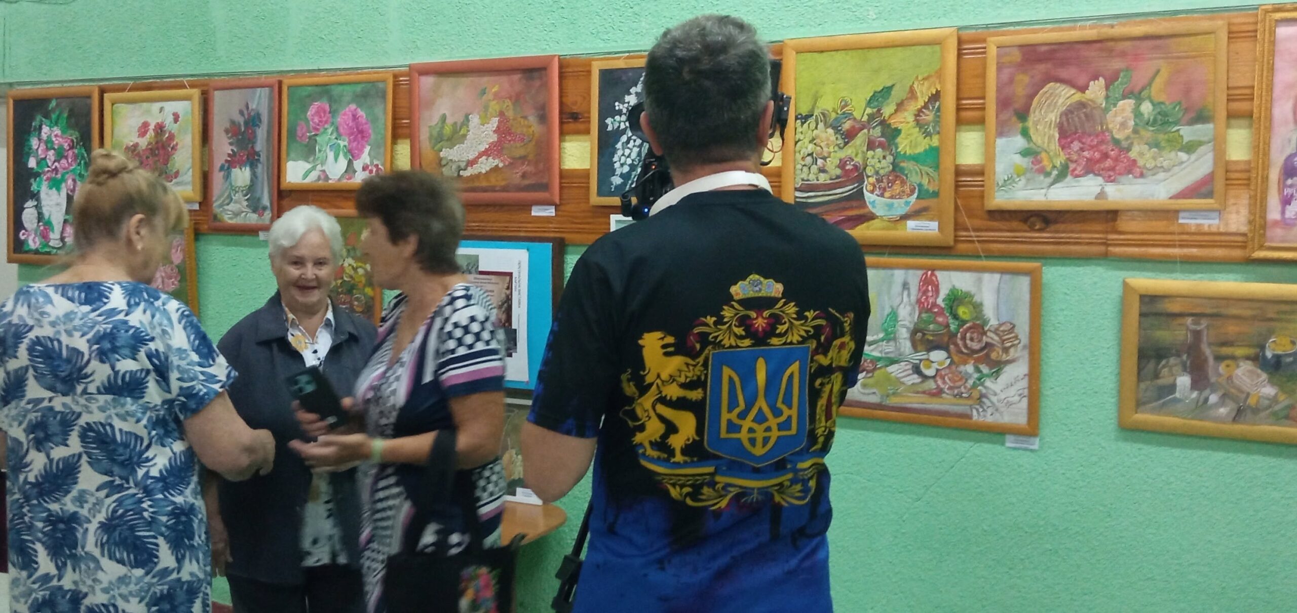 «У світі натюрмортів»: у шосткинській бібліотеці експонують понад 30 картин Елли Римської