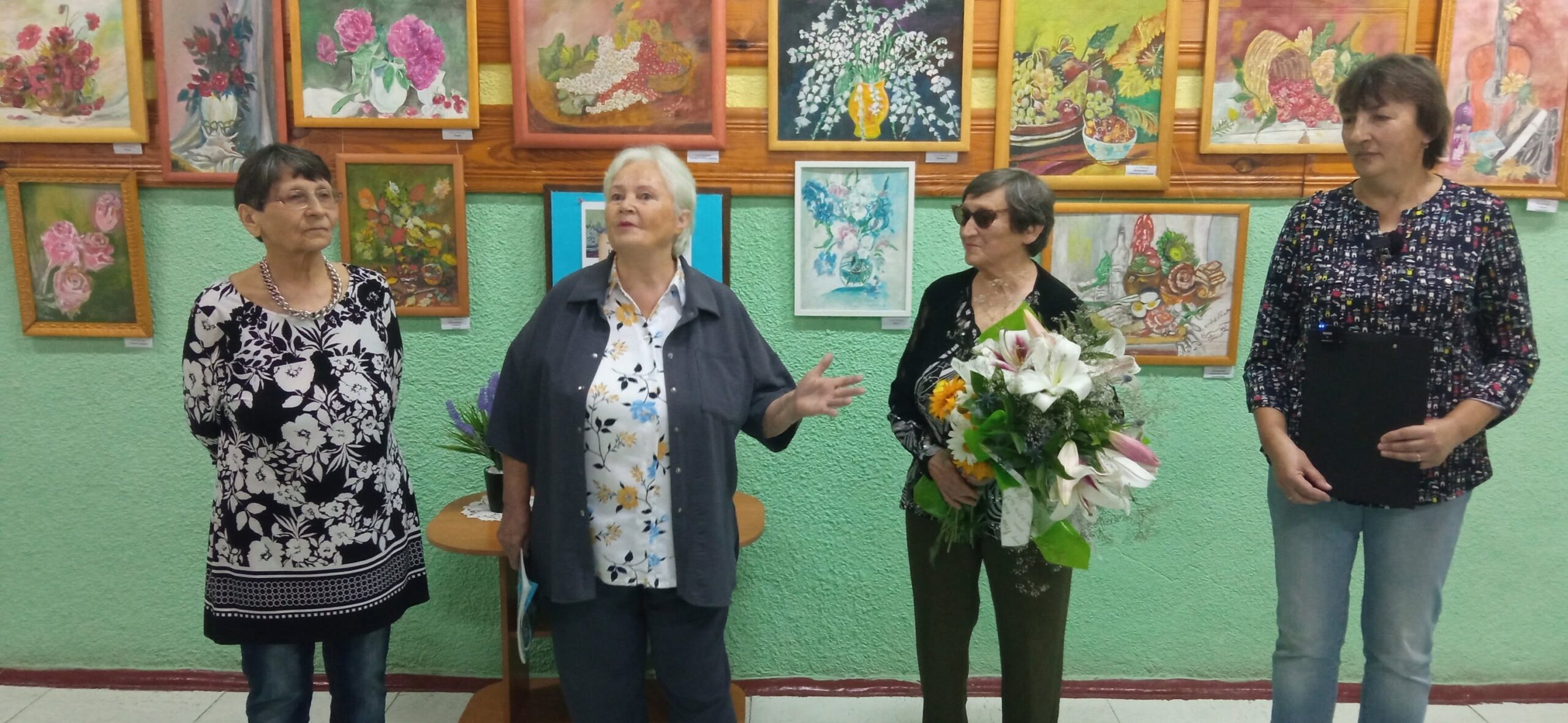 «У світі натюрмортів»: у шосткинській бібліотеці експонують понад 30 картин Елли Римської
