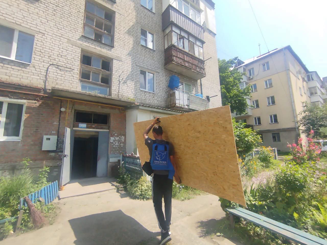 Після атаки дронів жителі Шостки отримали допомогу від гуманітарної місії «Проліска»