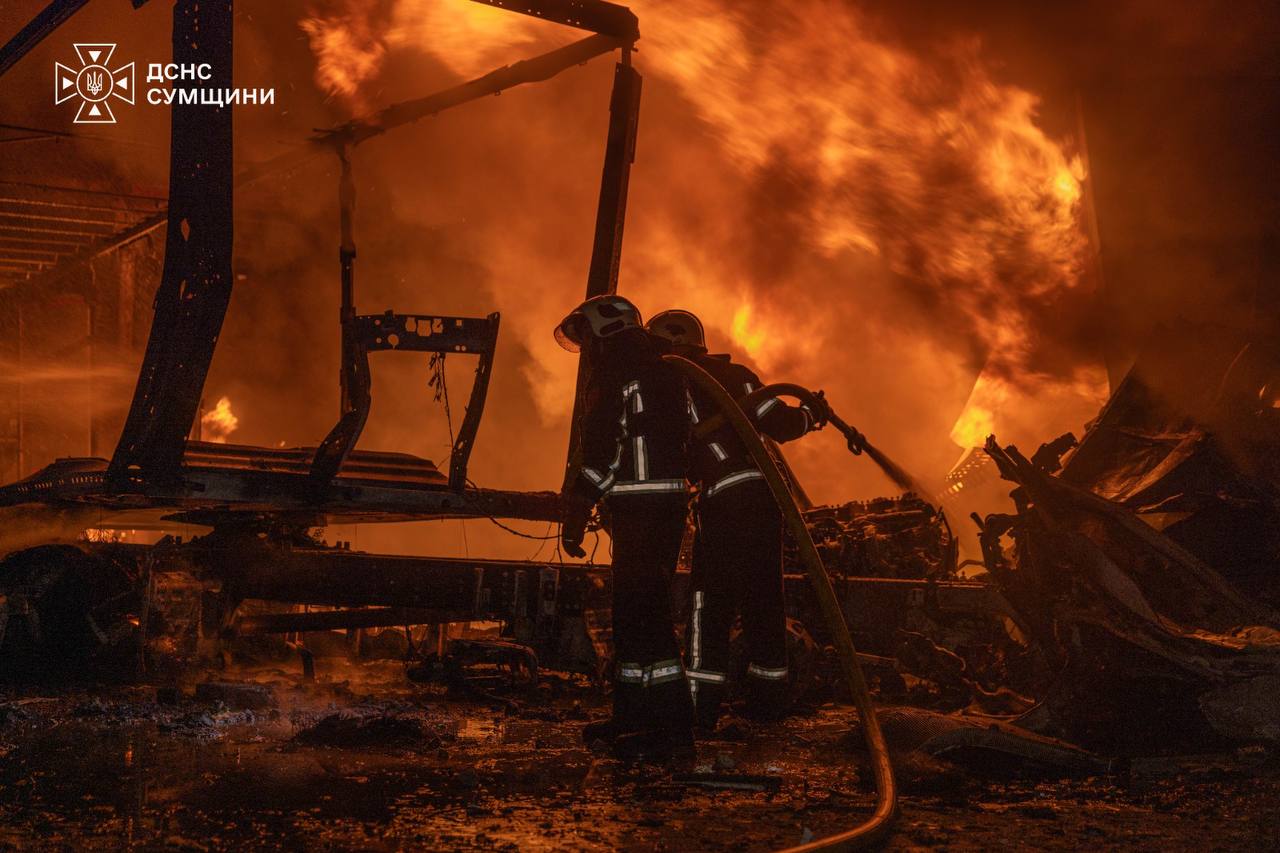 Ворожі війська здійснили масовану атаку по Сумах: загинули троє людей – водії «Нової пошти» + Фото