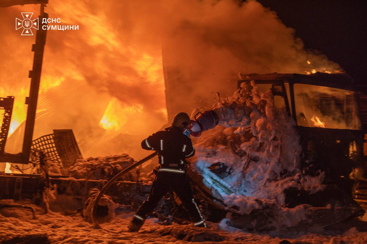 Ворожі війська здійснили масовану атаку по Сумах: загинули троє людей – водії «Нової пошти» + Фото