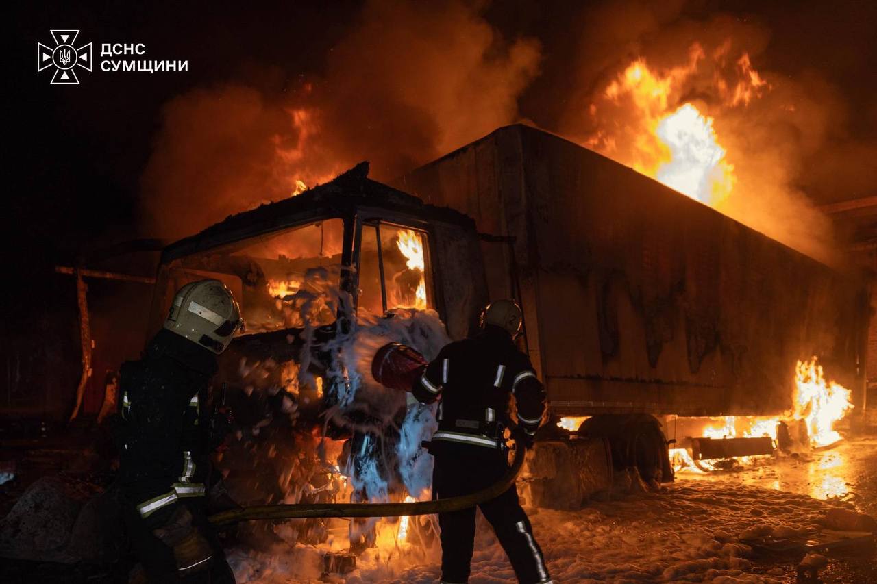 Ворожі війська здійснили масовану атаку по Сумах: загинули троє людей – водії «Нової пошти» + Фото