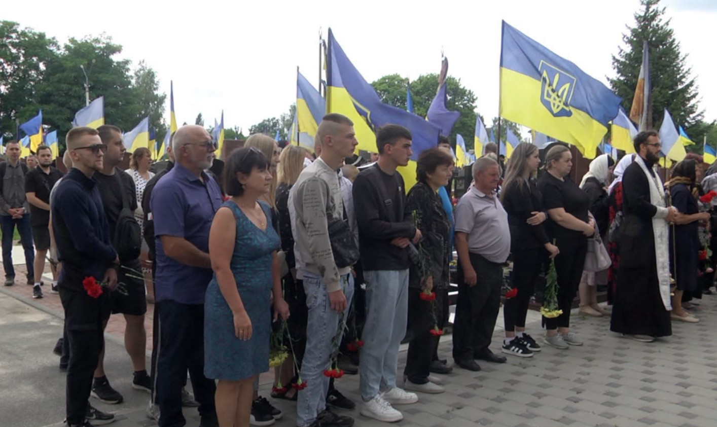 У Шостці провели в останню путь військовослужбовця Ігоря Осипенка, який загинув на Донеччині + Фото