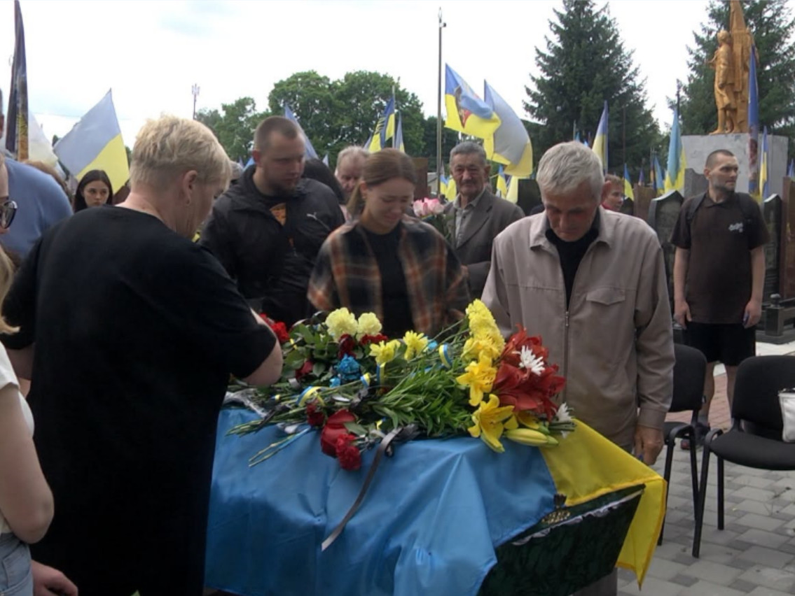 У Шостці провели в останню путь військовослужбовця Ігоря Осипенка, який загинув на Донеччині + Фото