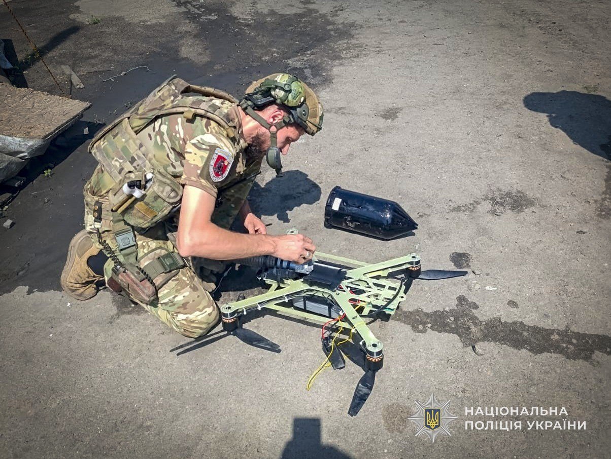 У Сумах ворожий FPV-дрон впав на подвір’я приватного домоволодіння і не вибухнув + Фото