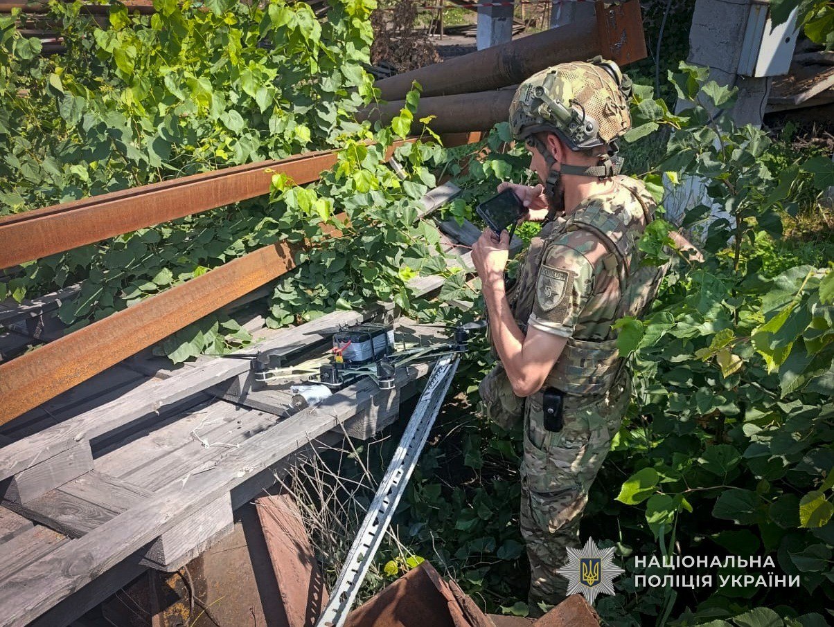 У Сумах ворожий FPV-дрон впав на подвір’я приватного домоволодіння і не вибухнув + Фото