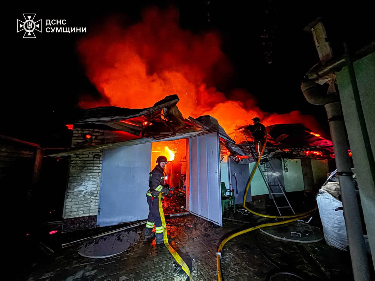 Після ворожої атаки у Шосткинській громаді спалахнула пожежа в приватному секторі + Фото