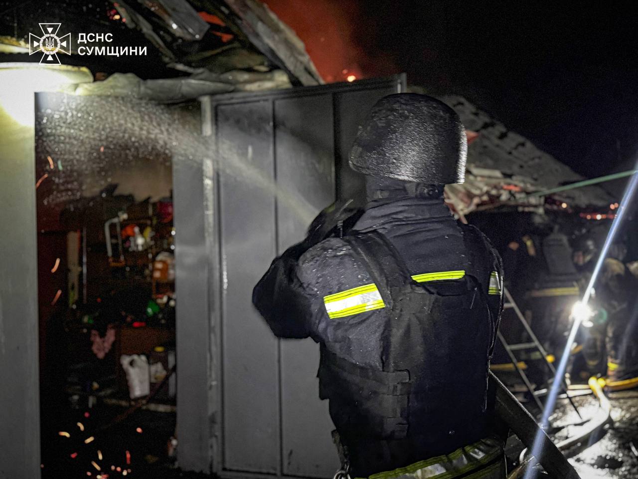 Після ворожої атаки у Шосткинській громаді спалахнула пожежа в приватному секторі + Фото