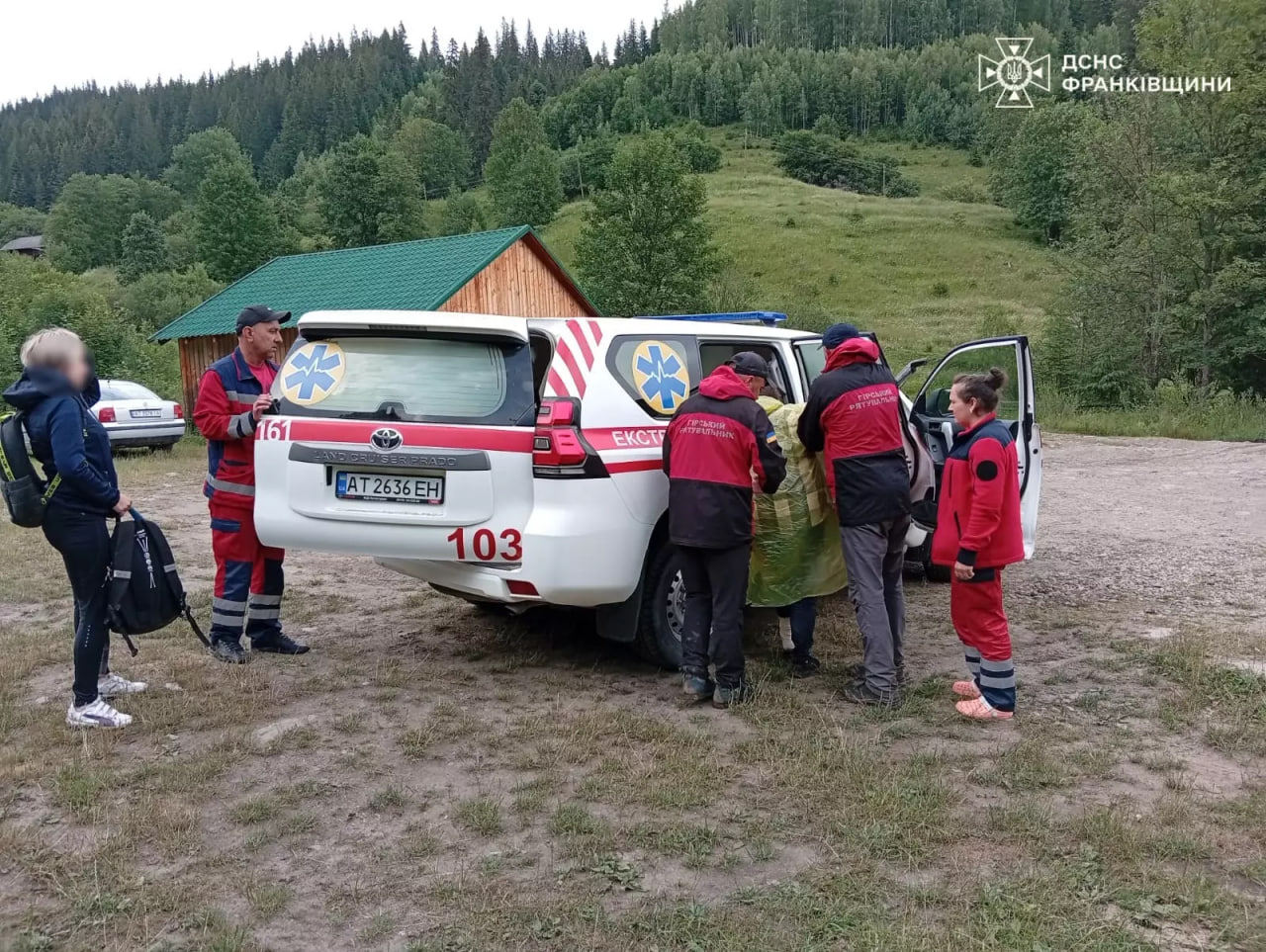 Гірські рятувальники Прикарпаття допомогли травмованим туристкам з Шостки і Конотопа