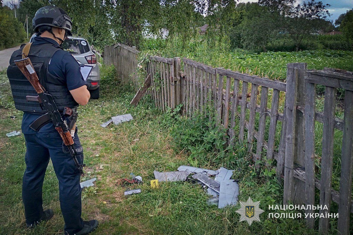 У Шосткинській громаді внаслідок влучання дрона в автомобіль поранено 36-річного чоловіка + Фото