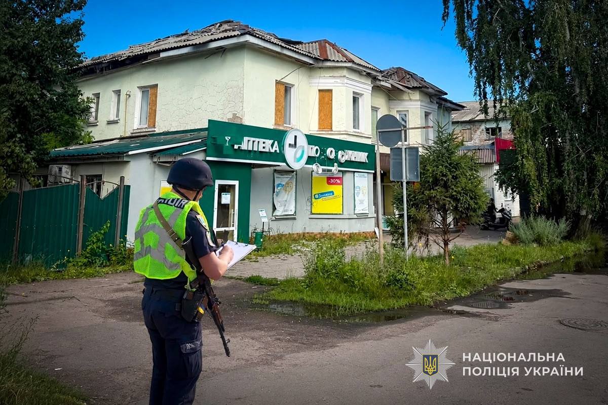 У Шосткинській громаді внаслідок влучання ворожого дрона в будинок постраждала 86-річна жінка