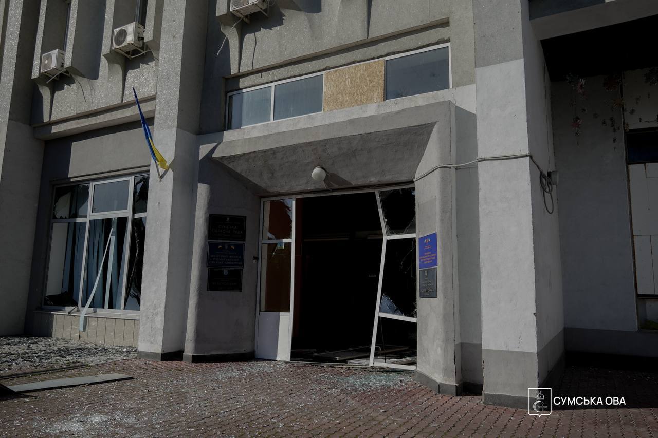 У Сумах від ударів КАБ пошкоджені бібліотека, галереї та Алея пам’яті