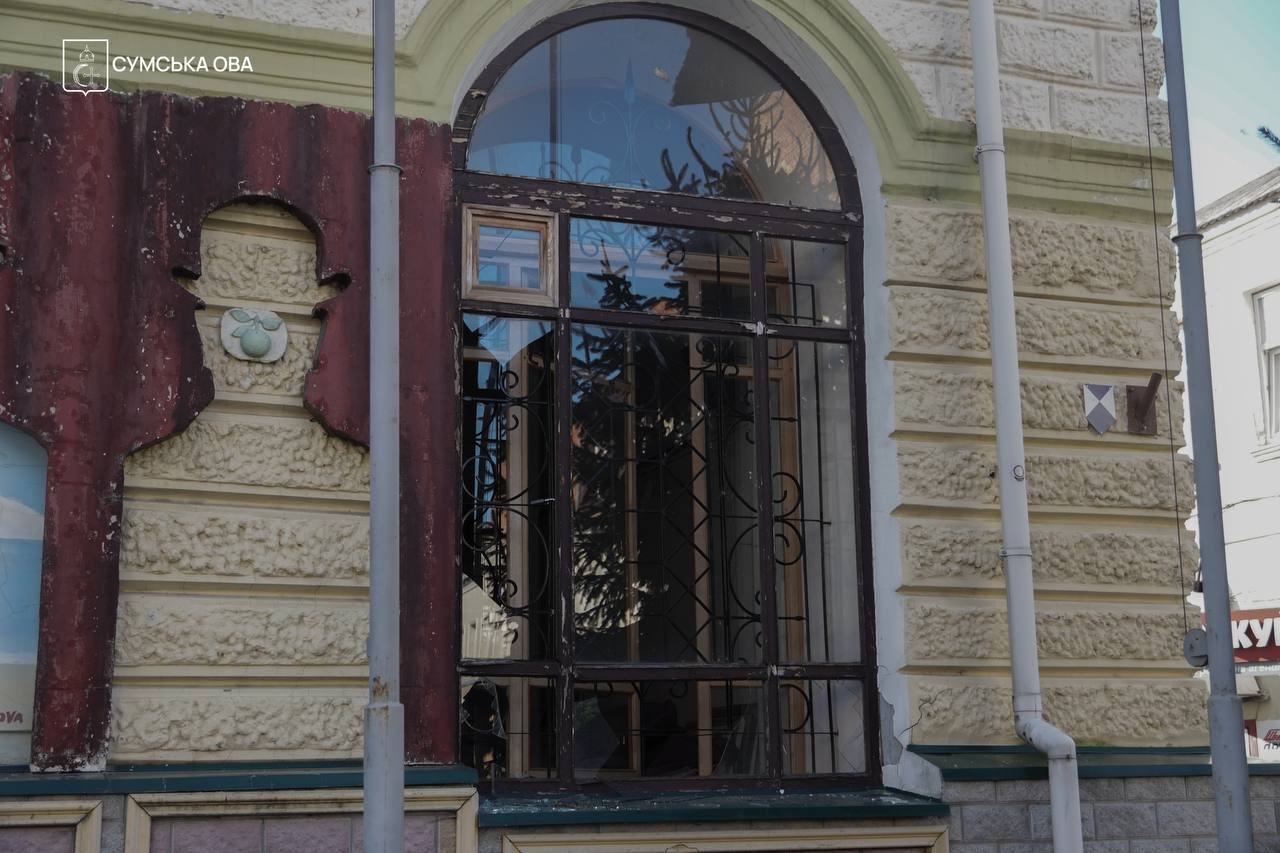 У Сумах від ударів КАБ пошкоджені бібліотека, галереї та Алея пам’яті