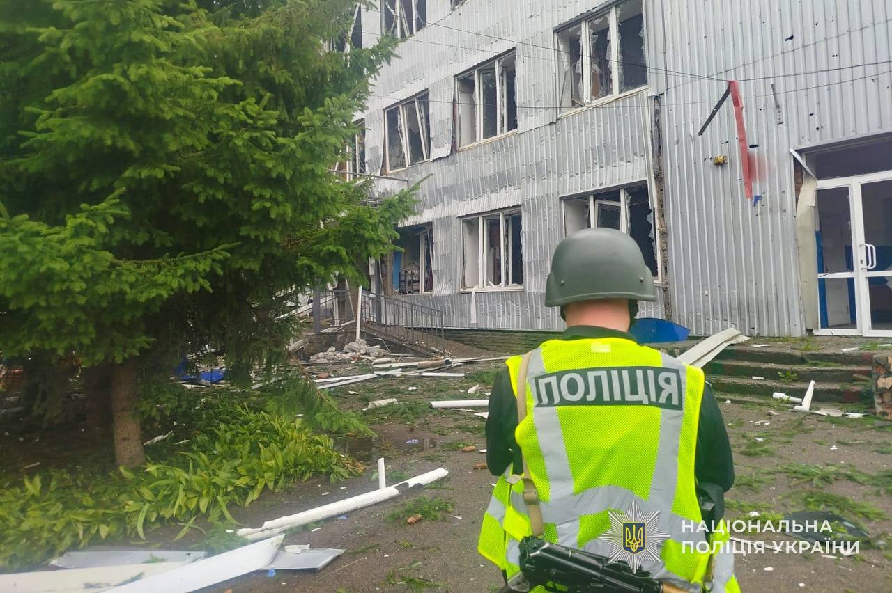 Ворог атакував Шосткинській район FPV-дронами, БпЛА типу, “Молнія”, здійснив артилерійські та мінометні обстріли: поранено жінку у Середино-Будській громаді