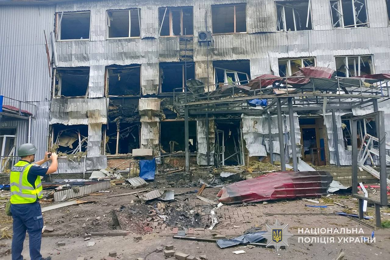 Ворог атакував Шосткинській район FPV-дронами, БпЛА типу, “Молнія”, здійснив артилерійські та мінометні обстріли: поранено жінку у Середино-Будській громаді