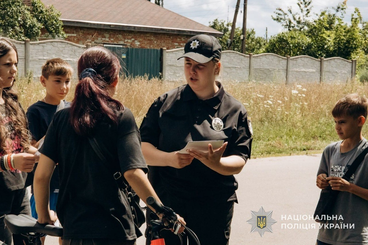 Безпечні канікули: шосткинські поліцейські нагадали дітям правила їзди на велосипедах і самокатах + Фото
