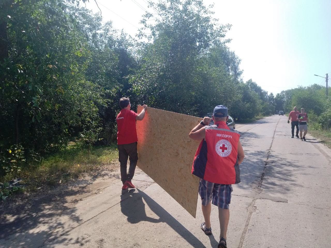 Жителям Шостки допомагають відновлювати житло після нічного удару