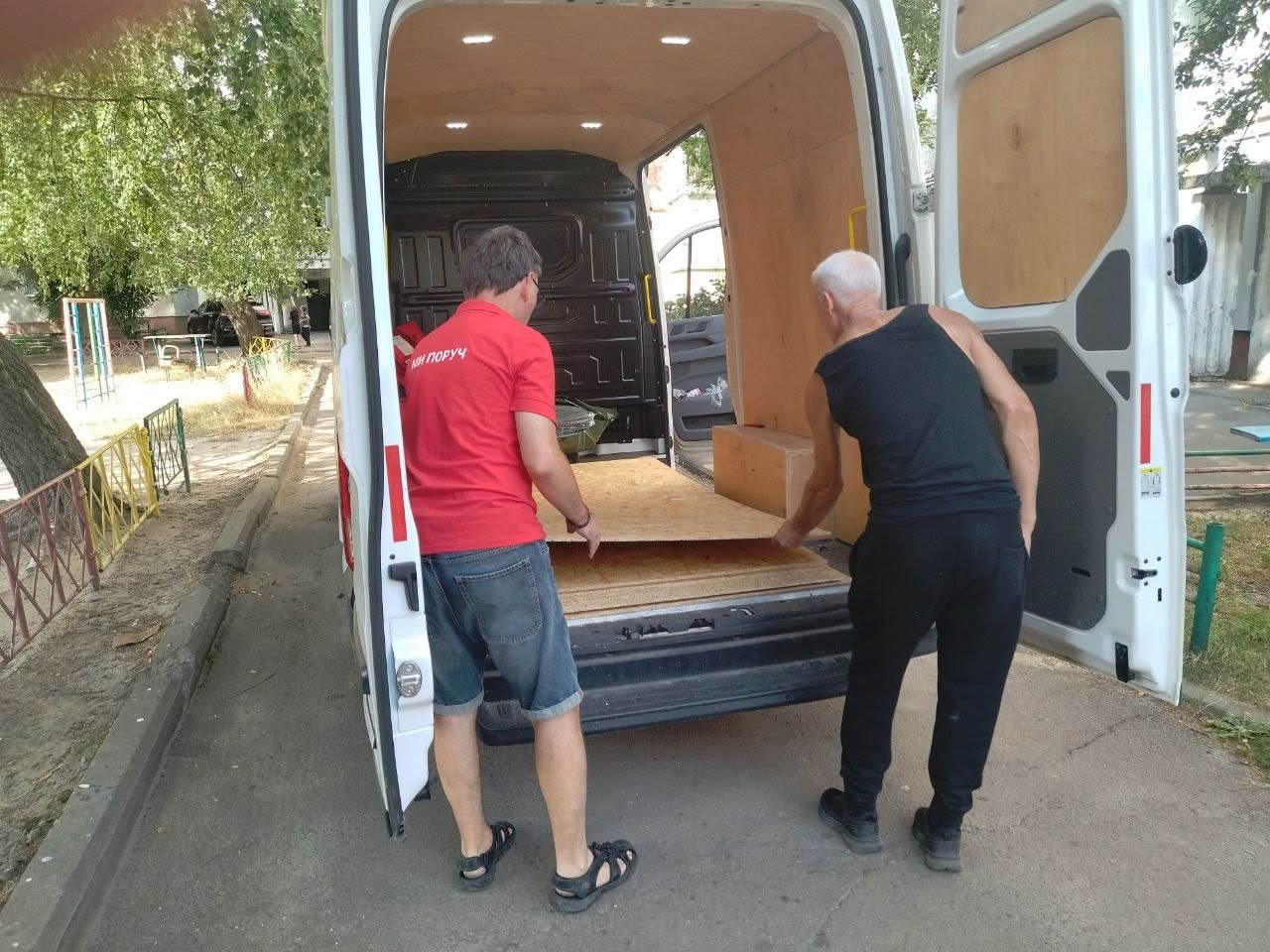 Шосткинцям надали матеріали для швидкого ремонту житла, пошкодженого російським агресором + Фото
