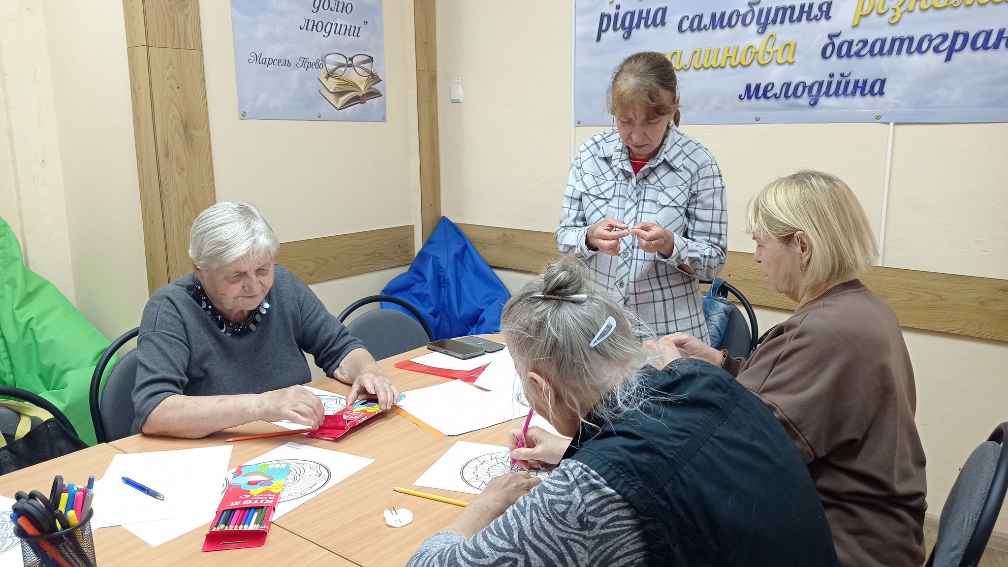 У Шосткинській бібліотеці учасниці «Нашого простору разом» занурилися у світ мандал + Фото