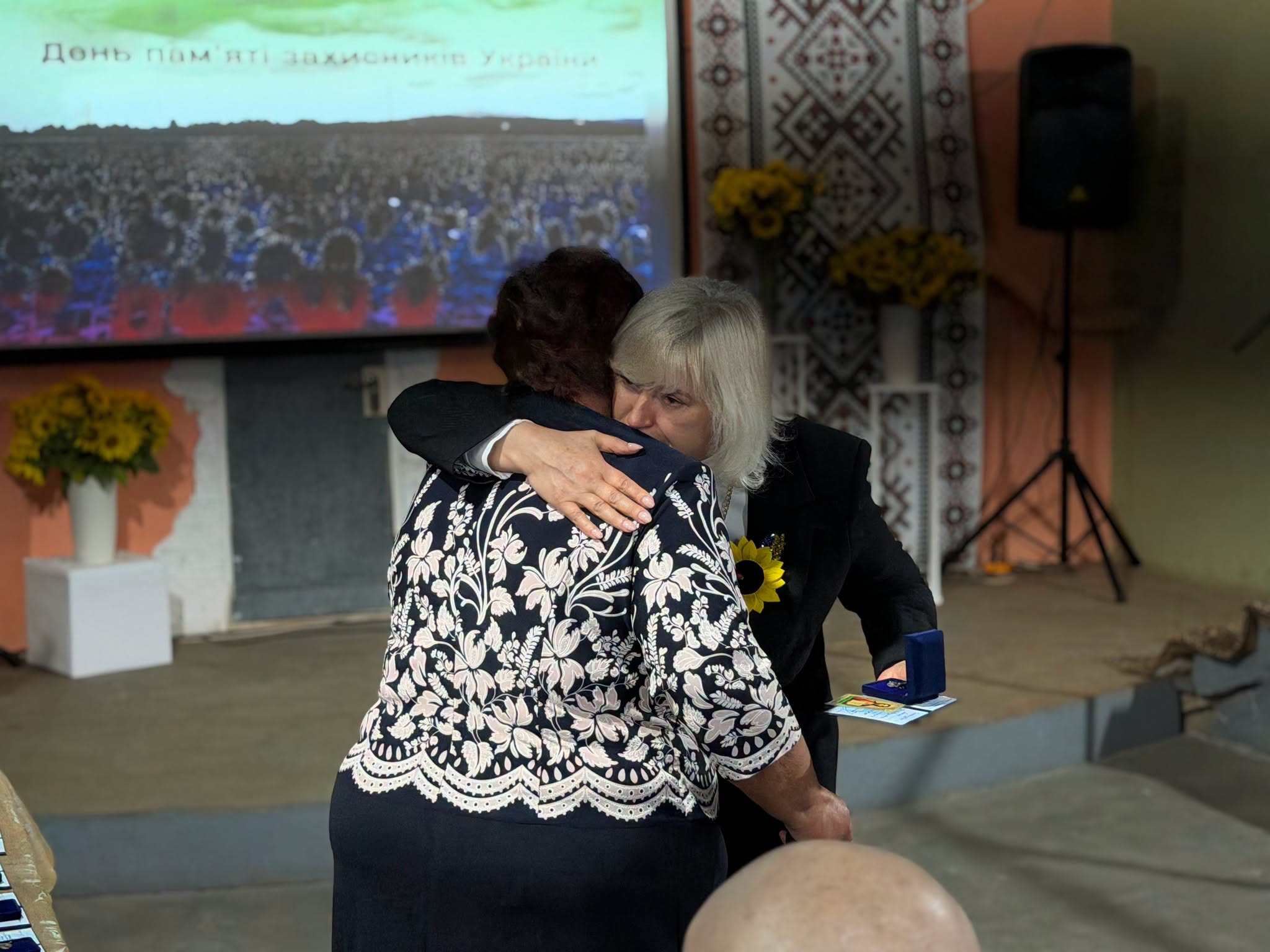 У Ямпільській громаді матерям загиблих Захисників України вручили пам’ятні відзнакм «Мати Героя. Героїні»