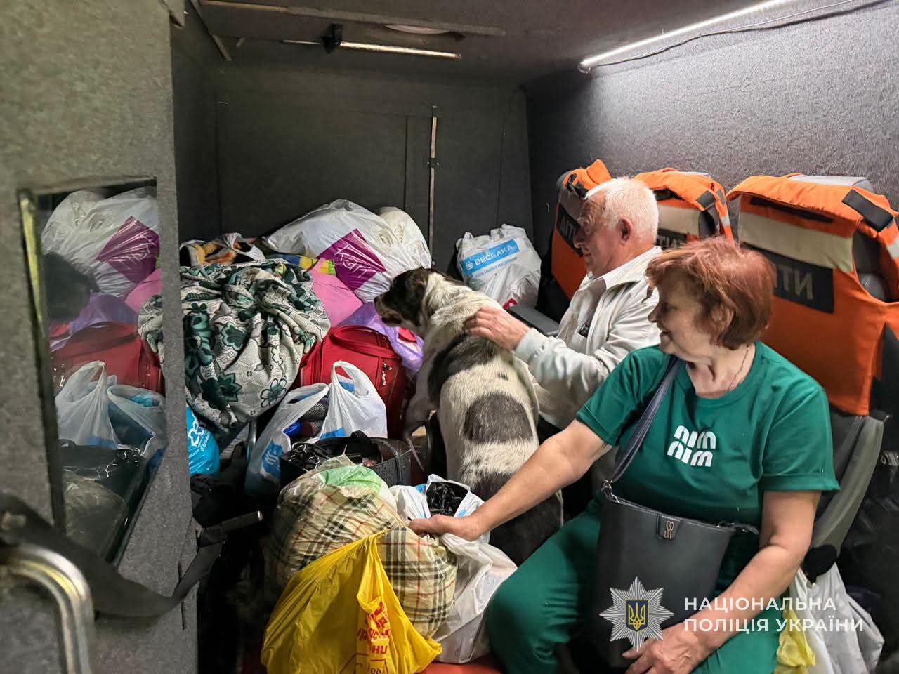 На Сумщині поліцейські «Білого янгола» евакуювали літнє подружжя, будинок якого знищили росіяни
