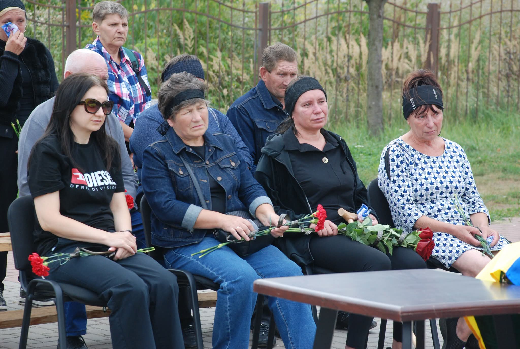 «Пробачимо окупантів лише тоді, якщо діти, які загинули, будуть живі»: у Воронежі провели в останню путь свого земляка – Захисника України Миколу Плиса + Фото