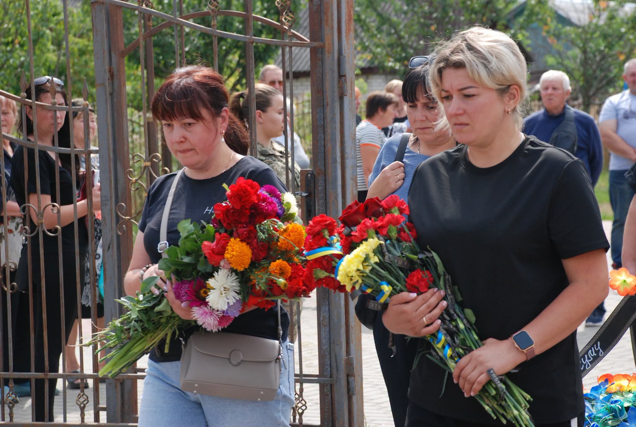 «Пробачимо окупантів лише тоді, якщо діти, які загинули, будуть живі»: у Воронежі провели в останню путь свого земляка – Захисника України Миколу Плиса + Фото