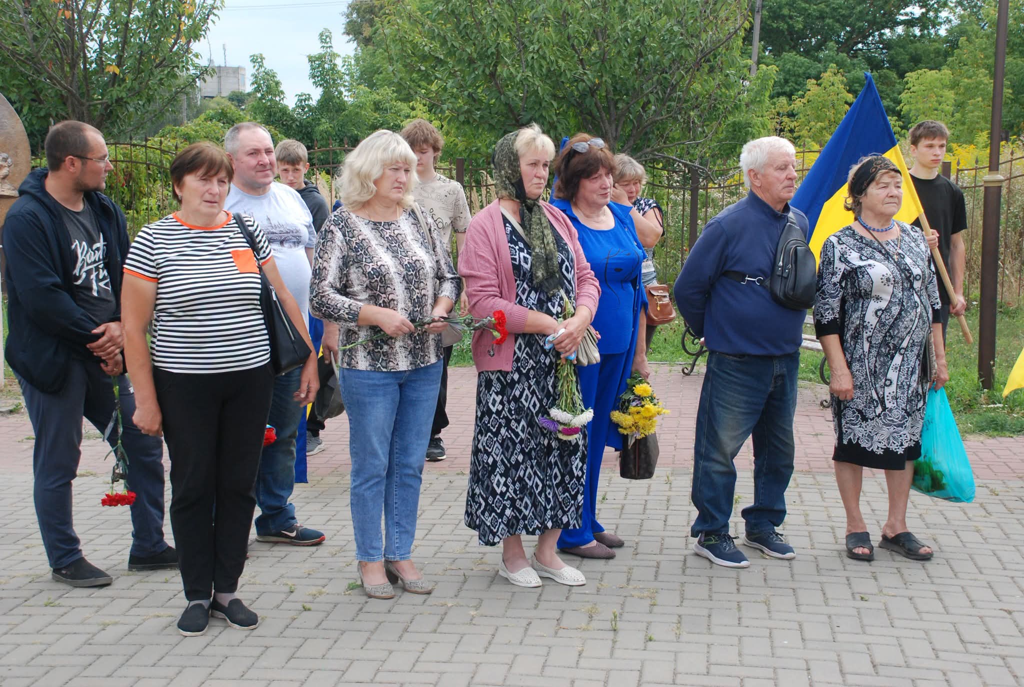 «Пробачимо окупантів лише тоді, якщо діти, які загинули, будуть живі»: у Воронежі провели в останню путь свого земляка – Захисника України Миколу Плиса + Фото