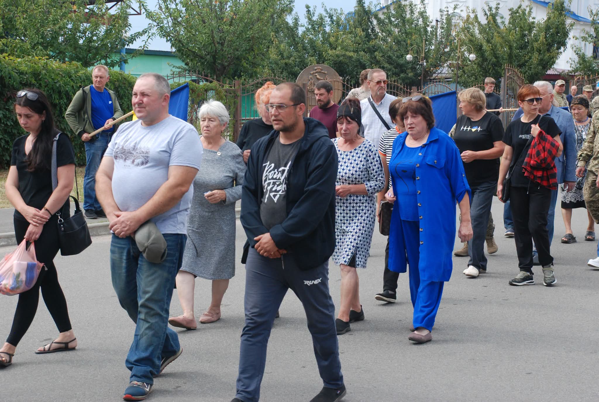 «Пробачимо окупантів лише тоді, якщо діти, які загинули, будуть живі»: у Воронежі провели в останню путь свого земляка – Захисника України Миколу Плиса + Фото
