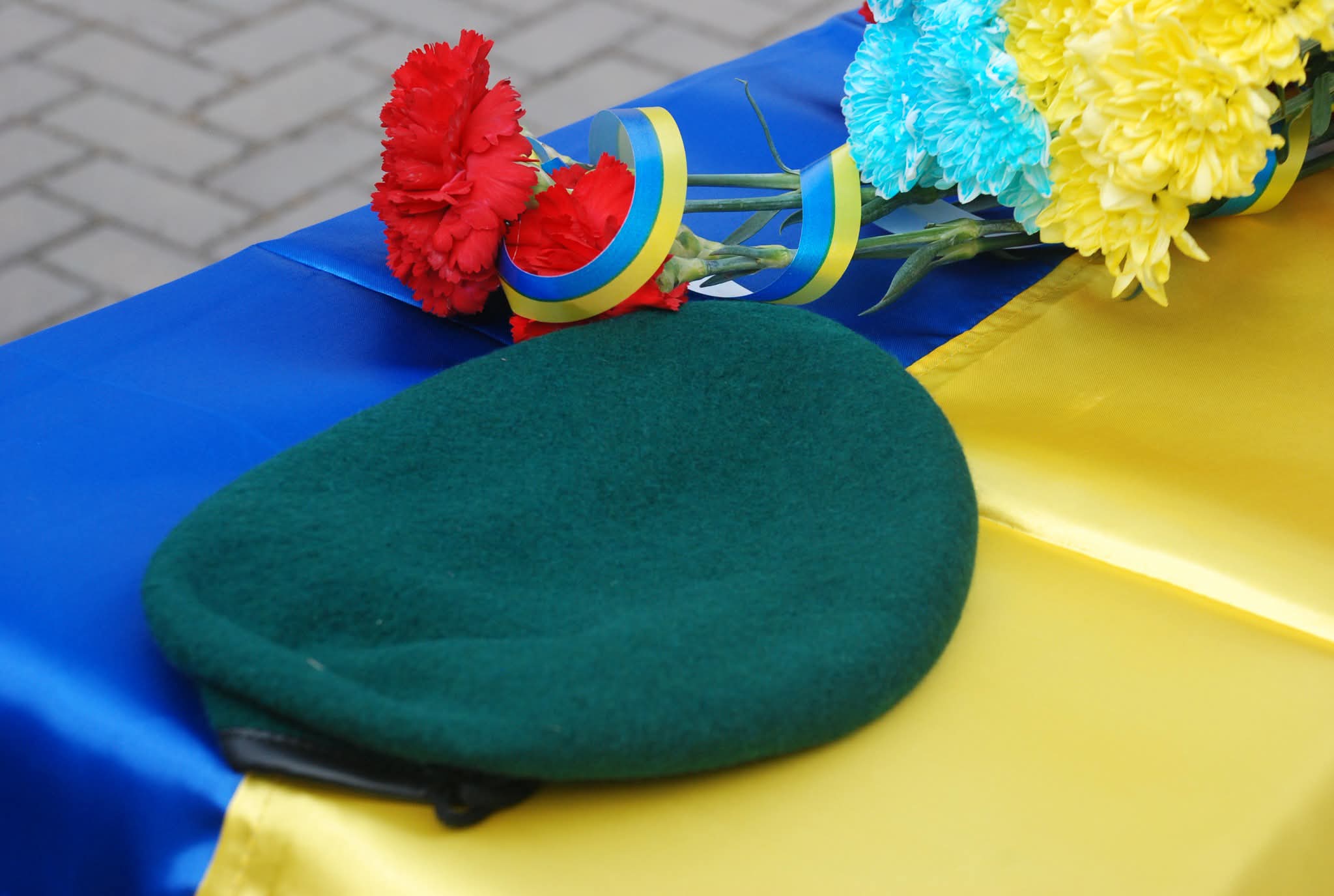 «Пробачимо окупантів лише тоді, якщо діти, які загинули, будуть живі»: у Воронежі провели в останню путь свого земляка – Захисника України Миколу Плиса + Фото