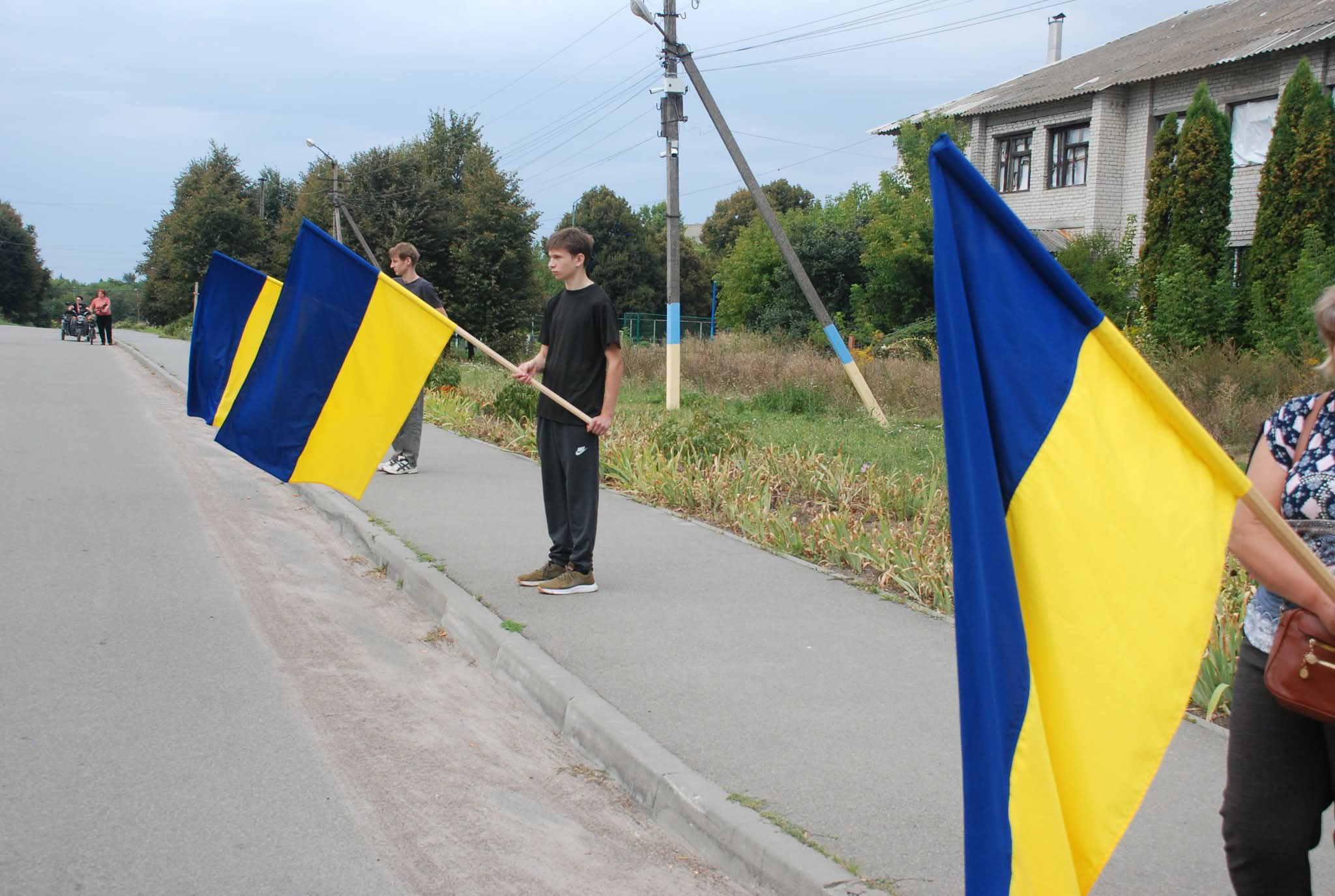 «Пробачимо окупантів лише тоді, якщо діти, які загинули, будуть живі»: у Воронежі провели в останню путь свого земляка – Захисника України Миколу Плиса + Фото