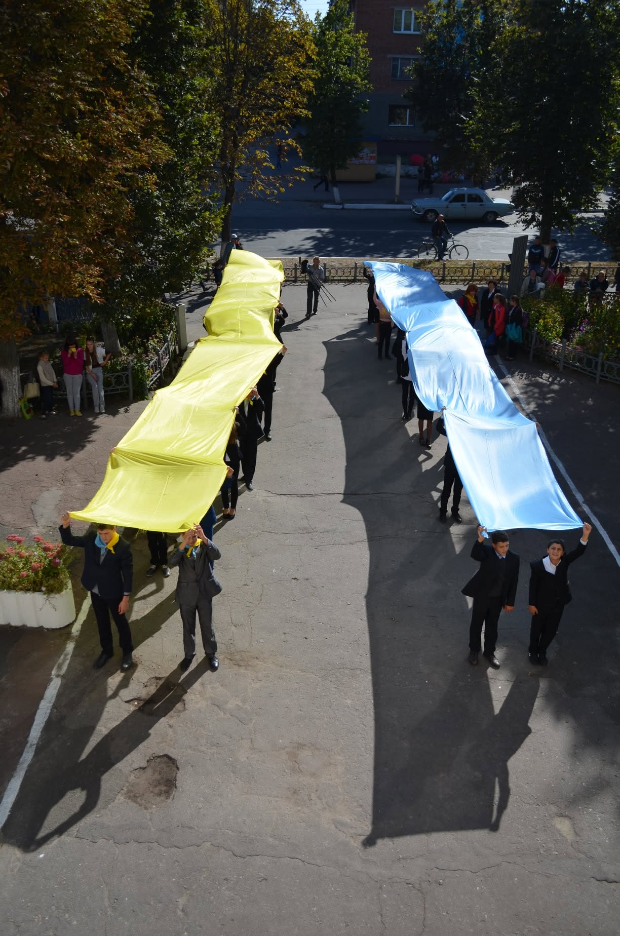 35 років тому перший у Шостці синьо-жовтий прапор замайорів на будівлі школи-ліцею