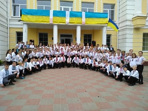 35 років тому перший у Шостці синьо-жовтий прапор замайорів на будівлі школи-ліцею