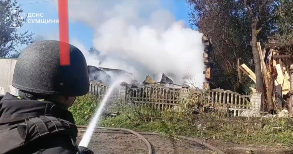 На Шосткинщині рятувальники ліквідували пожежу в житловому секторі, спричинену ворожою атакою