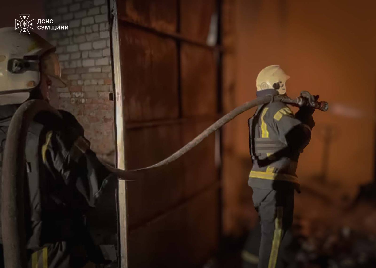 Через ворожі обстріли у Шосткинській громаді спалахнула пожежа + Фото