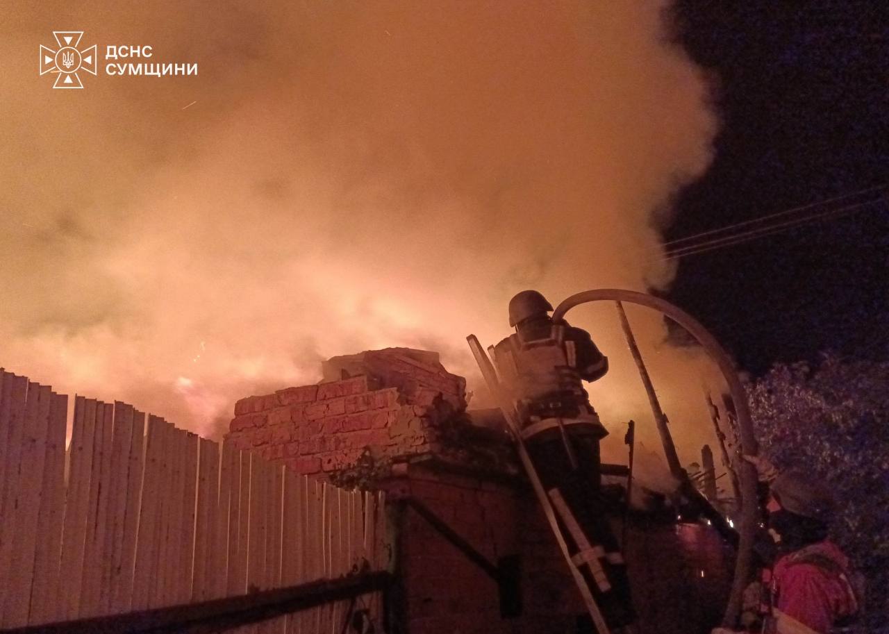 Рятувальники Сумщини показали як ліквідовували наслідки масованої ворожої атаки, через яку загинула людина + Фото