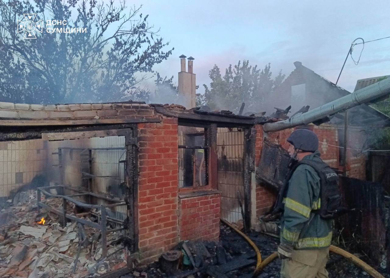 Рятувальники Сумщини показали як ліквідовували наслідки масованої ворожої атаки, через яку загинула людина + Фото