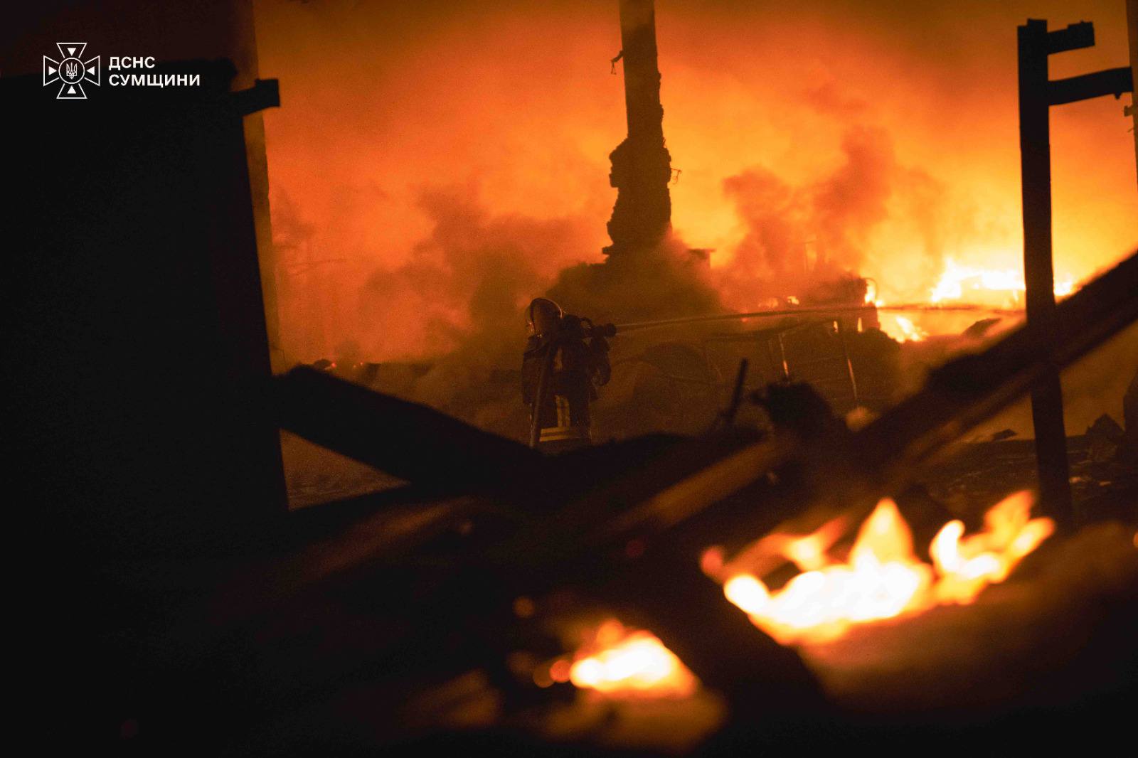 Під загрозою повторних обстрілів: рятувальники ДСНС оприлюднили наслідки авіаційних ударів по обласному центру + Фото