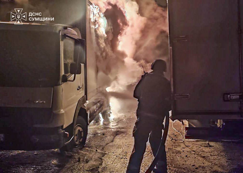 Ворожий удар спричинив пожежу на території Сум: горіли вантажні автомобілі