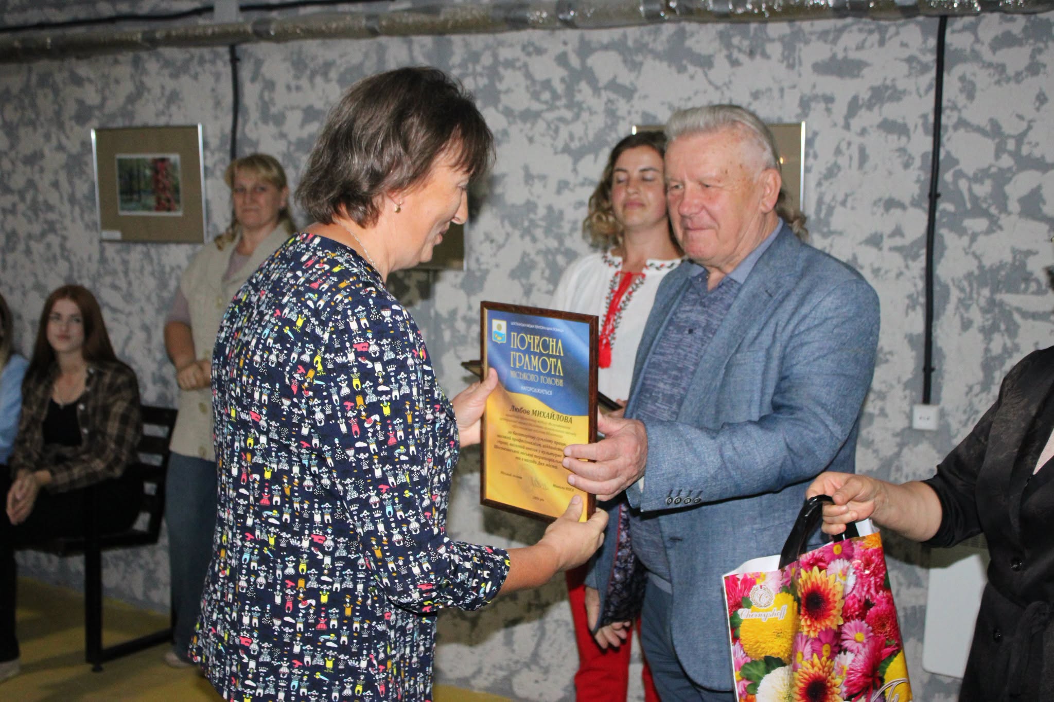 На шосткинців у День міста чекали привітання відомих художників України, фотовиставка та жива музика + Відео