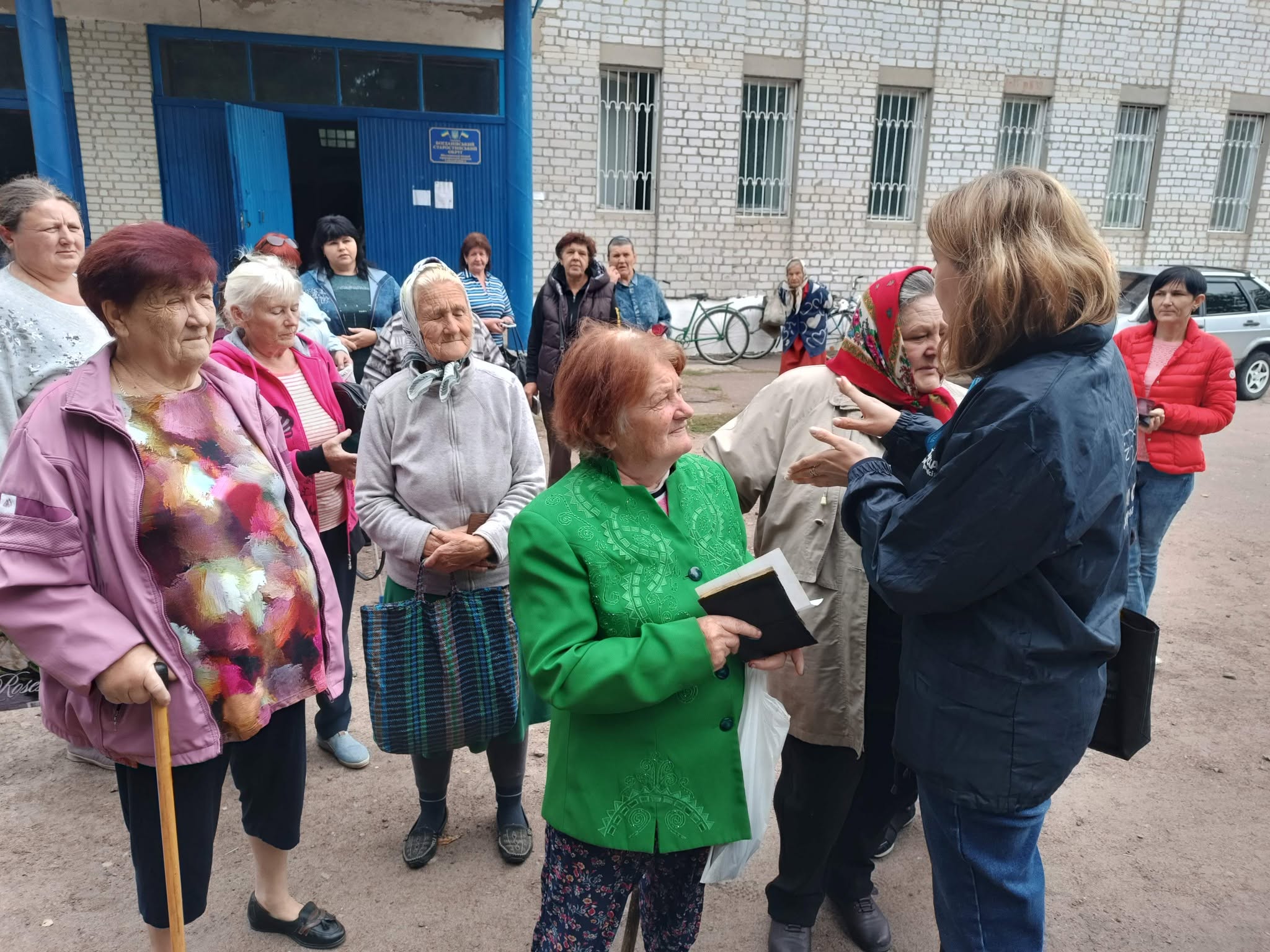 Понад 60 родин з Шосткинської громади отримали гуманітарні набори для утеплення + Фото