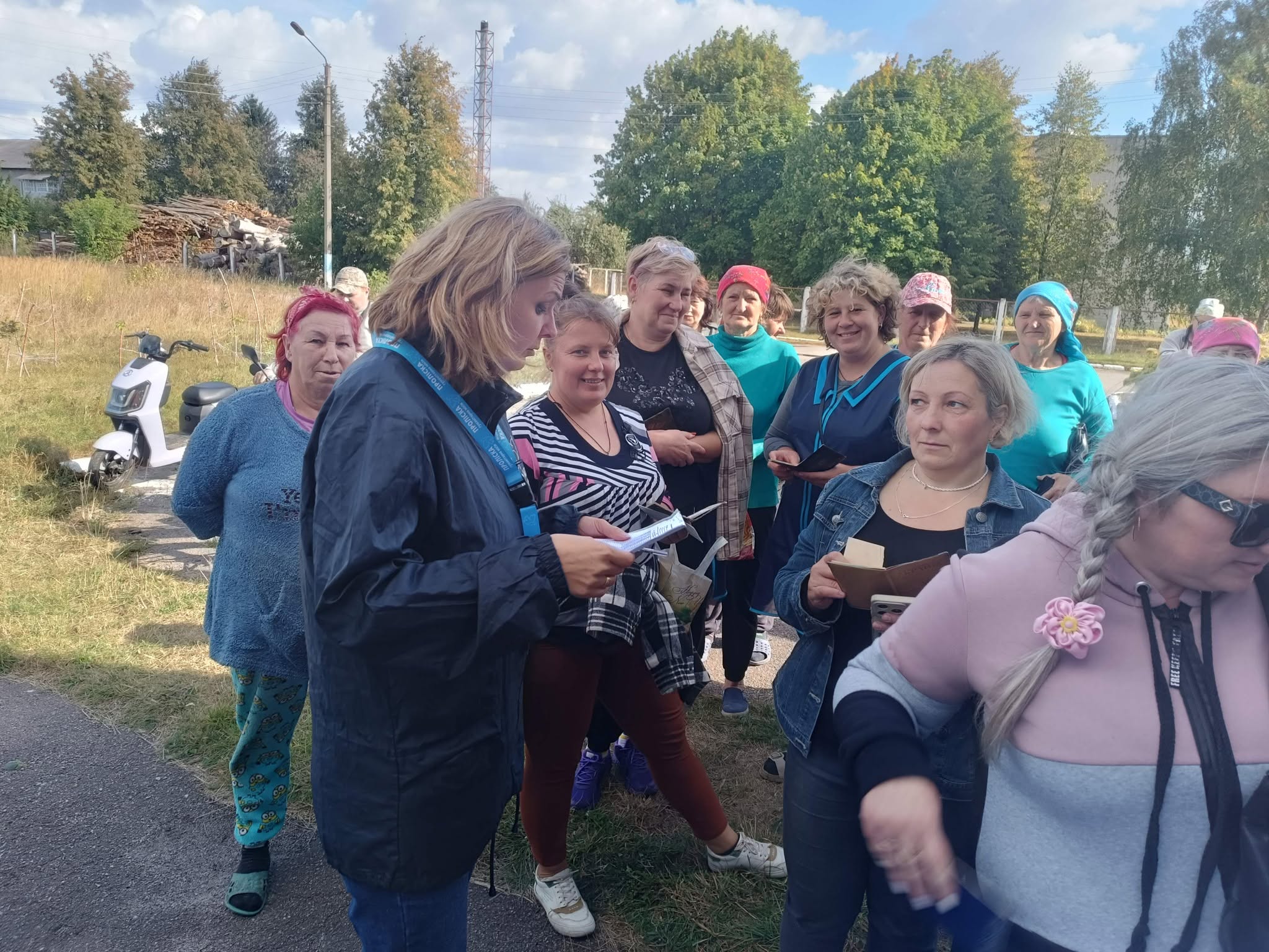 Ще 98 жителів Шосткинської громади отримали набори для сезонного утеплення