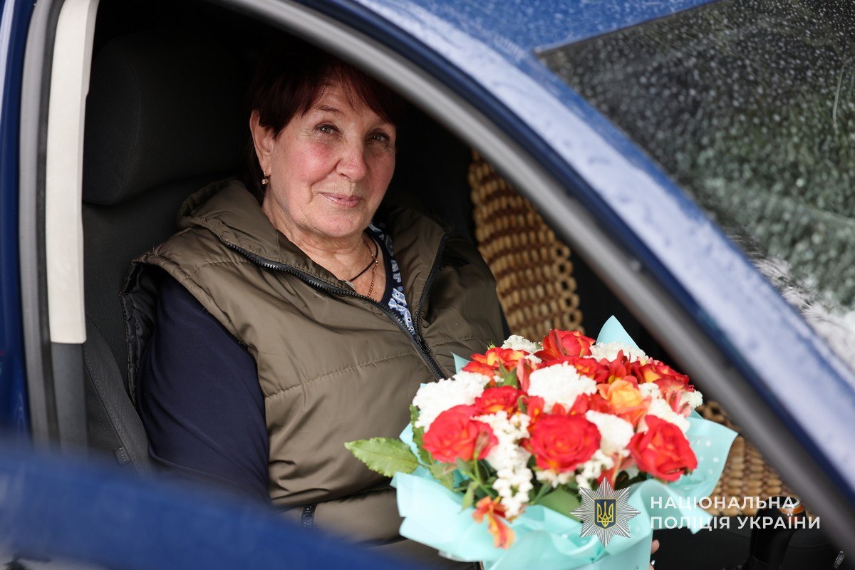 Історія цієї жінки – про втрати, які неможливо виміряти, і силу, яку важко уявити: в пам’ять про колегу поліцейські Сумщини привітали матір загиблого правоохоронця з Днем народження + Фото