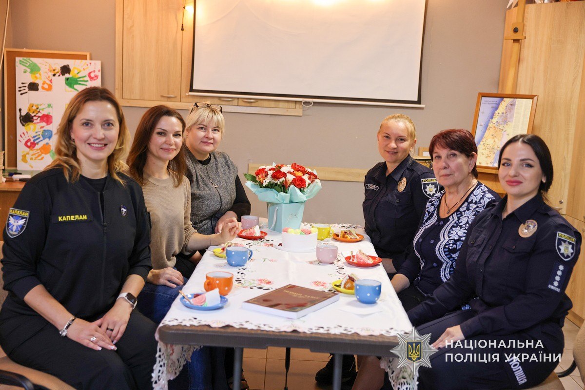 Історія цієї жінки – про втрати, які неможливо виміряти, і силу, яку важко уявити: в пам’ять про колегу поліцейські Сумщини привітали матір загиблого правоохоронця з Днем народження + Фото