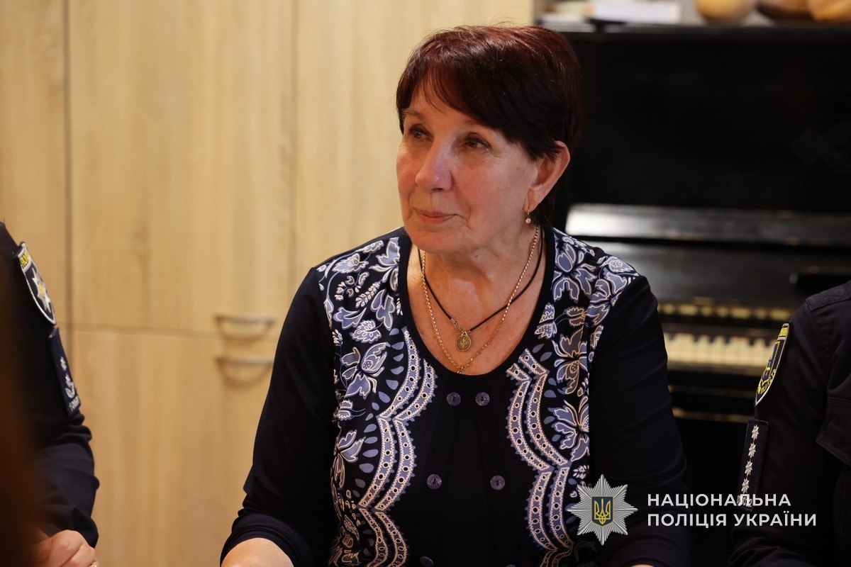 Історія цієї жінки – про втрати, які неможливо виміряти, і силу, яку важко уявити: в пам’ять про колегу поліцейські Сумщини привітали матір загиблого правоохоронця з Днем народження + Фото