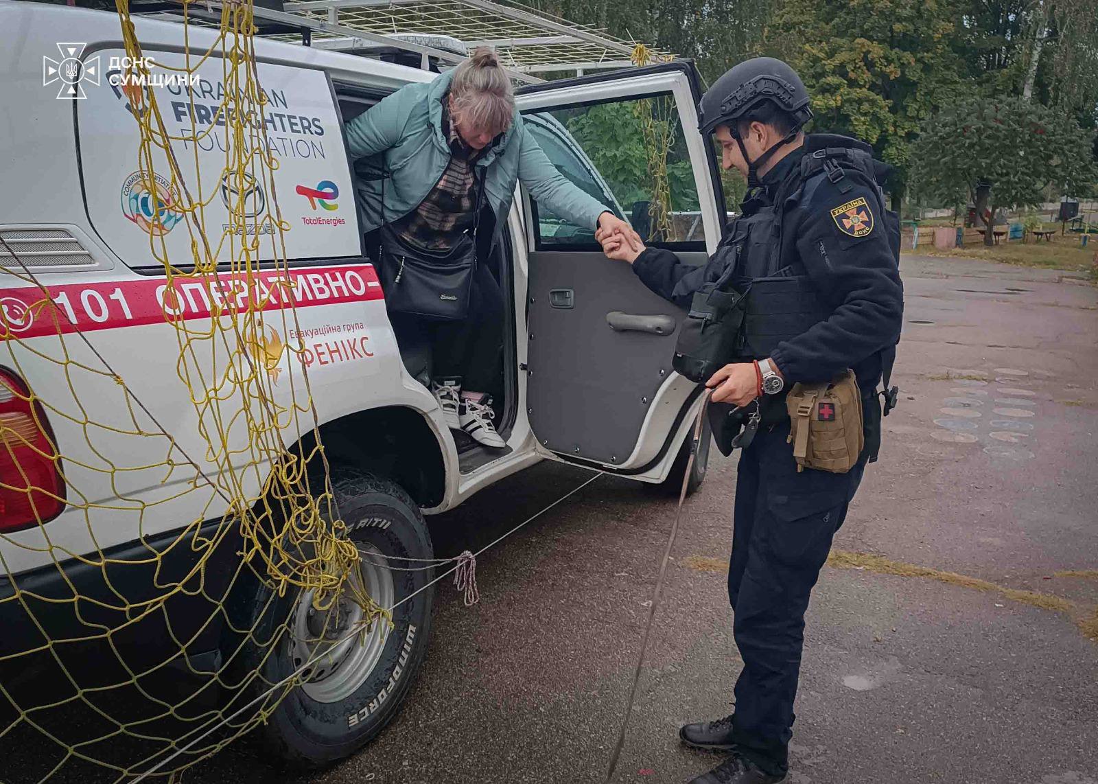 На Шосткинщині з-під обстрілів евакуювали жінку з домашнім улюбленцем + Фото