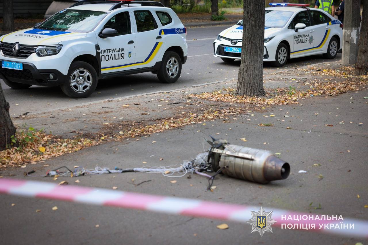 Внаслідок ворожих обстрілів у Шосткинському районі поранено двох людей, знищено будинки, пошкоджено автівки та нежитлові приміщення
